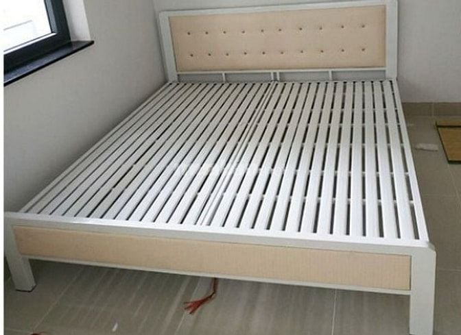 Bán giường sắt 1,6 x 2m còn mới 90%, màu kem. Giá 1,2 triệu đồng. 