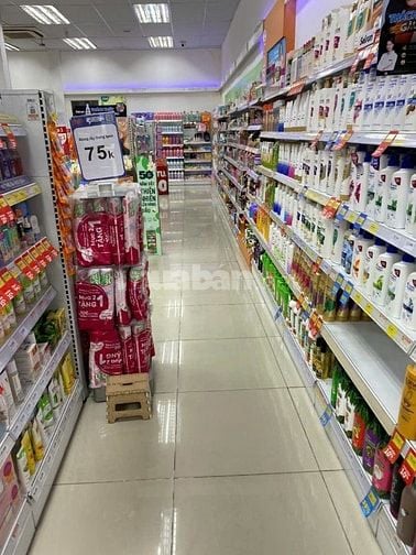 Cửa hàng tiện ích mới khai trương cần bán hàng, đóng gói, phụ kho