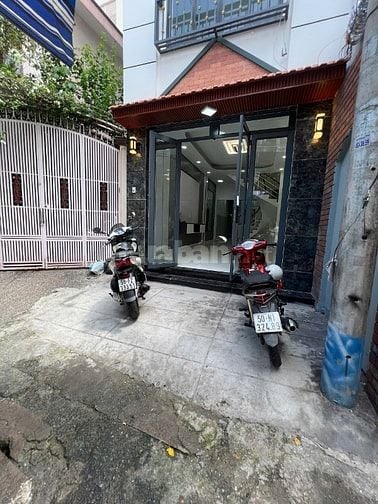 Nhà trung tâm Phú Nhuận, gần khu ẩm thực Phan Xích Long.