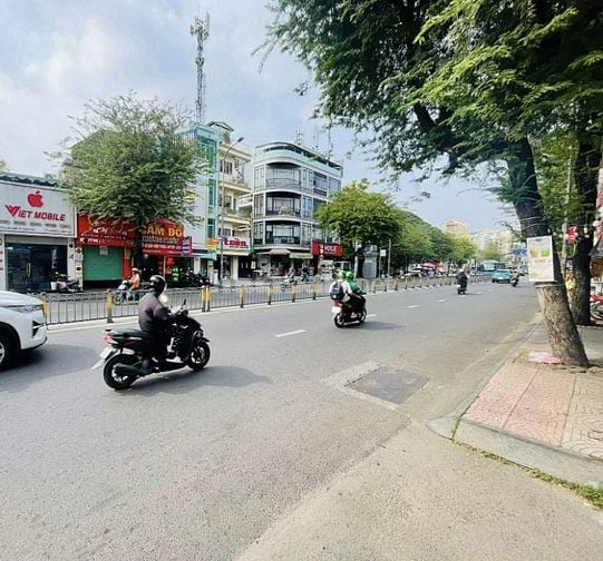Gấp bán nhà mặt tiền Bình Tân 200m2 giá chỉ 30 tỷ 5