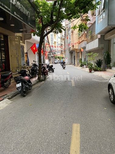 NHÀ MẶT PHỐ CÙ CHÍNH LAN – VỈA HÈ, Ô TÔ TRÁNH 