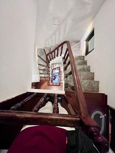 Bán nhà DT 40m2, 4 tầng phố Hoàng Hoa Thám, gần trường chợ, kinh doanh