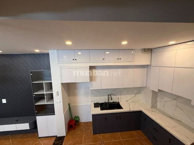 Cần bán siêu phẩm Nguyễn Khang 32m2, 5T, ô tô đỗ cửa, gần phố, giá chố