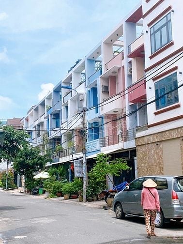 Bán nhà mặt tiền gần chợ Bình Chánh, 5x16m, 1 Trệt 2 Lầu, Sàn 252m2
