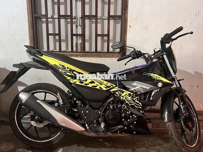 Xe Satria vàng đen