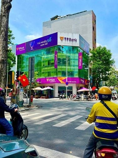 Cho Thuê Sàn Góc 2MT Lầu 1 - 2 Tại Nguyễn Thái Bình - DTSD gần 400m2