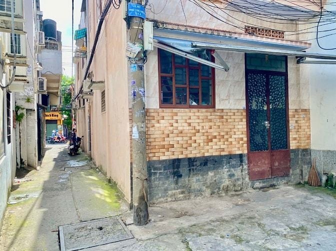 Cho Thuê Nhà Đúc Nhỏ Biệt Lập : sát đường Âu Cơ gần Lạc Long Quân