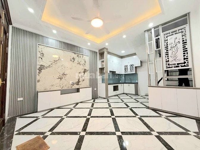 Bán nhà phố Kim Giang. Dt:40m/5tầng. Ô tô đỗ cửa. Sầm uất. An ninh tốt