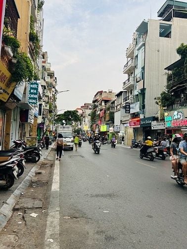 MỘT NHÀ RA PHỐ BẠCH MAI-ĐẦU PHỐ HUẾ-DT18m / 5TẦNG-Ở NGAY-CHỈ HƠN 2TỶ