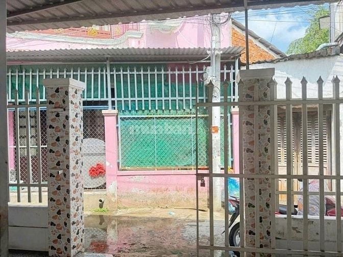 Kẹt tiền đẩy gấp căn nhà ở Trung Chánh, Hóc Môn, 62m2 ,SHR, 780 triệu