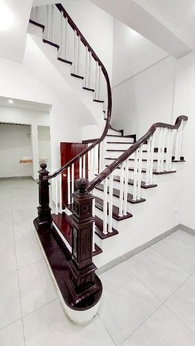 Cho thuê nhà 44m2, 5 tầng trong ngõ phố Nguyễn Khánh Toàn, tiện đi lại
