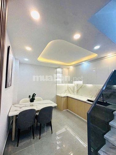 Nhà nằm ngay trung tâm trường , chợ, siêu thị thuận tiện di chuyển cận