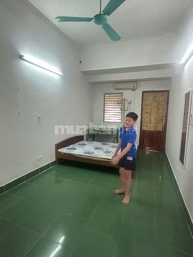 Gia đình cho thuê Phòng T5 - Phố Giảng Võ giá 2,8tr - DT 30m2.