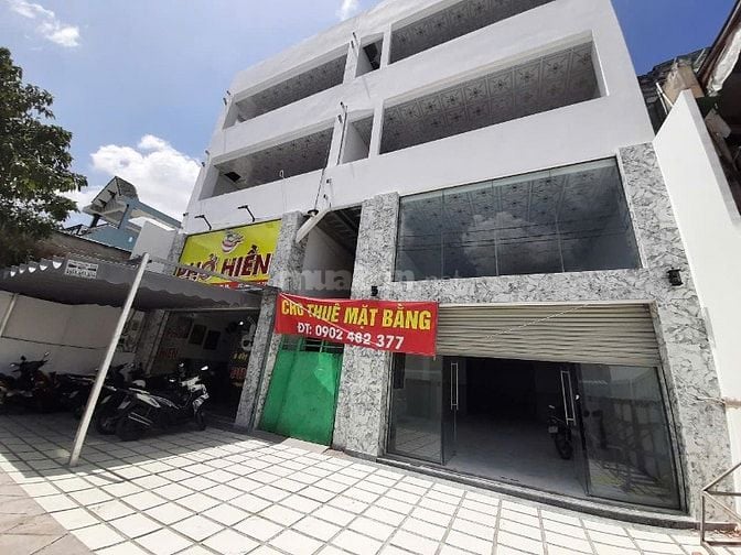 Văn Phòng 104 m2 đã chia ra làm 2 phòng và 1 ban công rộng phía trước.