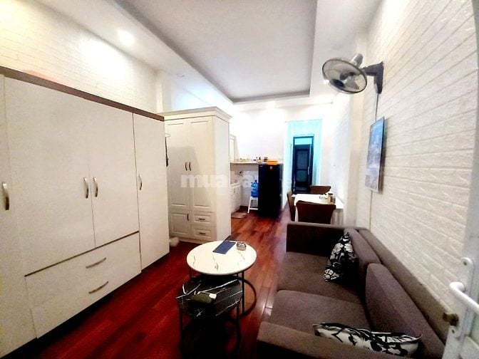 Cho thuê căn studio tầng 3, sử dụng 50m2, view Hồ Tây, phố Trích Sài