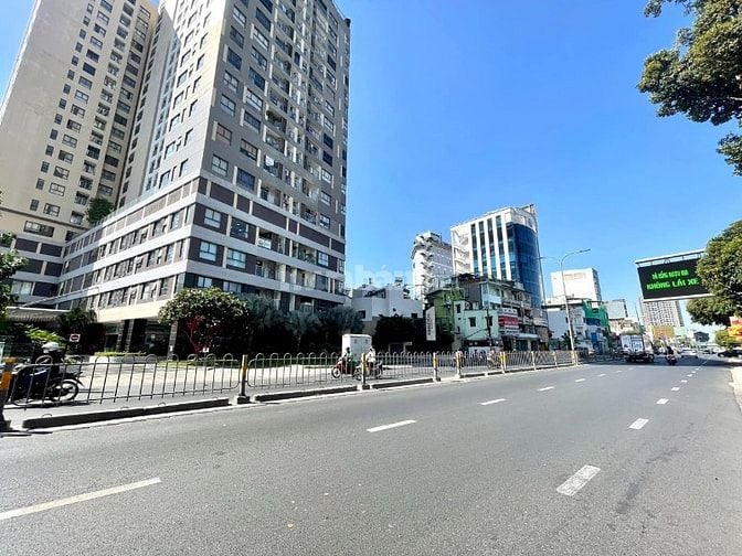 Cần bán gấp căn Trần Văn Đang, p9, quận 3 giá 3tỷ400tr hẻm xe hơi đi
