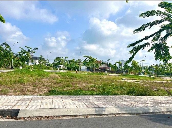Cần bán nhanh lô 100m-990Triệu sổ sẵn ngay đường Đại Lộ Sân Bay LT