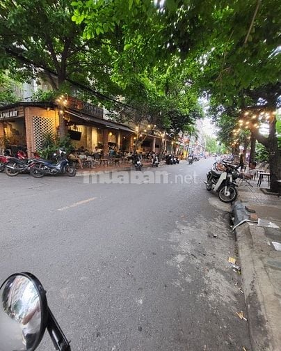 Cho thuê MT đối diện chung Cư Carilon, dt 8 x 7m, 3 tầng st.  sầm uất