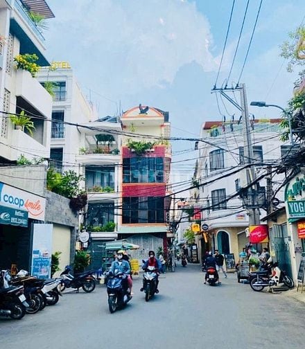 HXH Vip đường ( D2 ) Nguyễn Gia Trí P25 Bình Thạnh. 4x18m 4 Tầng 7Pn.