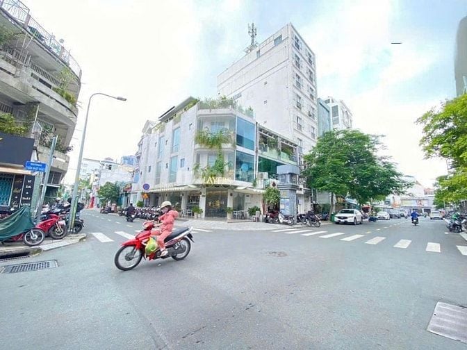 Hàng ngộp, MT Hai Bà Trưng Quận 1, DT: 4,5x18 trệt 4 lầu hđt 150tr