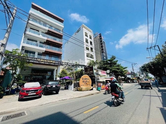 Cứu tôi với mt 178C Hai Bà Trưng Quận 3, diện tích: nh11x16m hầm 4T