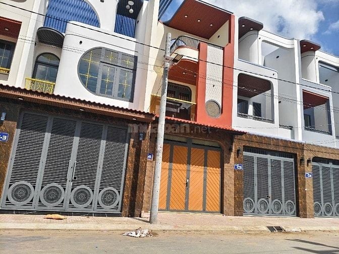 CẦN BÁN CĂN NHÀ 113m2   , GẦN KCN CẦU TRÀM  CÁCH ,NGAY CHỢ BÌNH CHÁNH 