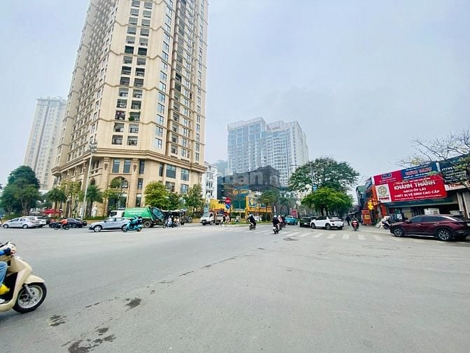 Cần cho thuê 203m² đất - nhà mặt phố Lạc Long Quân. Giáp Lotte Tây Hồ.