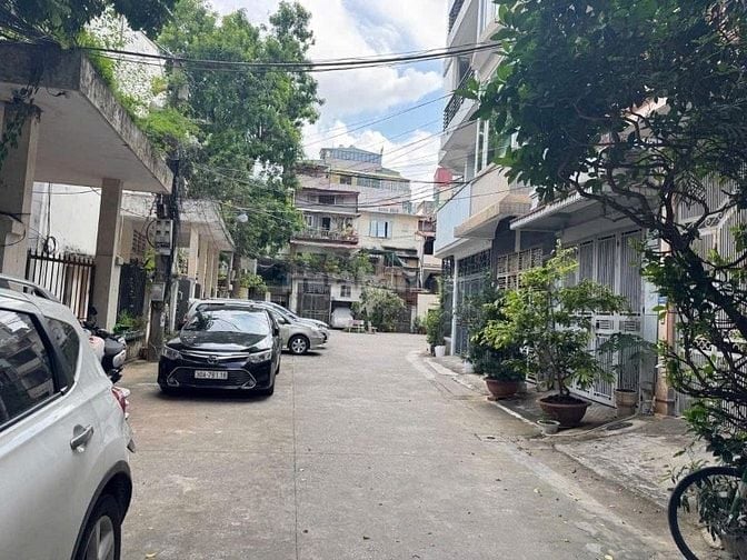 Bán nhà  Đê La Thành, Đống Đa, Dt 60m2, 5t, thoáng trước sau.