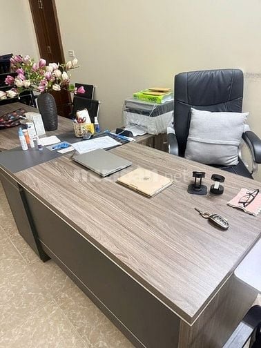 Cần nhượng lại 1 bàn và 1 bàn giám đốc mới 99%