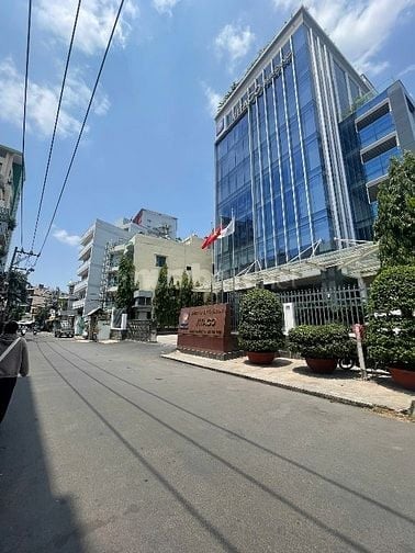 Bán nhà HXH 12m đường ĐBP thông Nguyễn Cửu Vân P17 BT. 4.4x23m 4 Tầng.