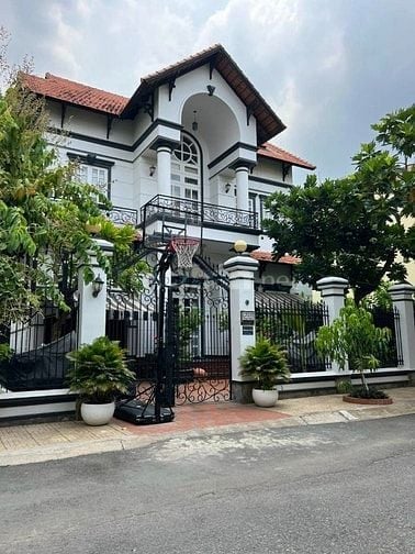 Bán Villa 2MT Quận 7 hướng Đông Nam, DT 9 x 18.6m, nhà 3 tầng 18.5 tỷ 