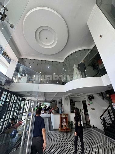 NHÀ LÔ GÓC 150 TỶ NGAY TRUNG TÂM QUẬN 7 (KMG, KQC)