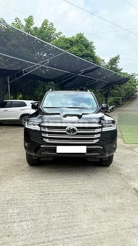 Bán Toyota Land Cruiser LC300 sản xuất 2024 siêu lướt.
