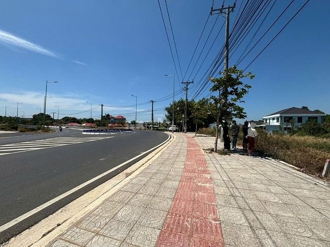 LÔ GÓC VÒNG XOAY 2 MẶT TIỀN, GIÁ TỐT: 55TR./M2, TỔNG 51 TỶ.