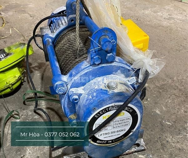 Thợ sửa tời treo nâng hạ bị cháy có mặt luôn