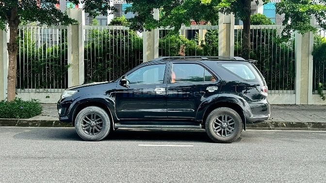 Toyota Fortuner 2.5G màu đen máy DẦU 2016 biển 30E/5 số