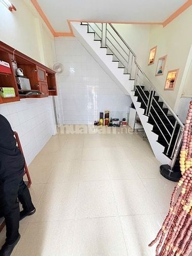 Bán nhà ngay đại học luật quận 4 tphcm giáp ranh quận 1 