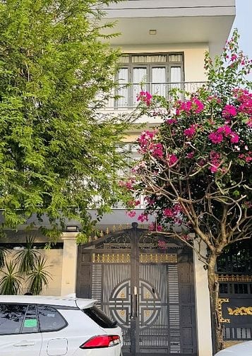 BIỆT THỰ NGANG 10M LIÊN PHƯỜNG QUẬN 9 DT 180M2- 25 TỶ 