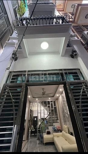 Bán nhà phố Hoàng Mai DT 42 m, 4t , MT 3,5 Cách oto 15m , giá 8,350 ty