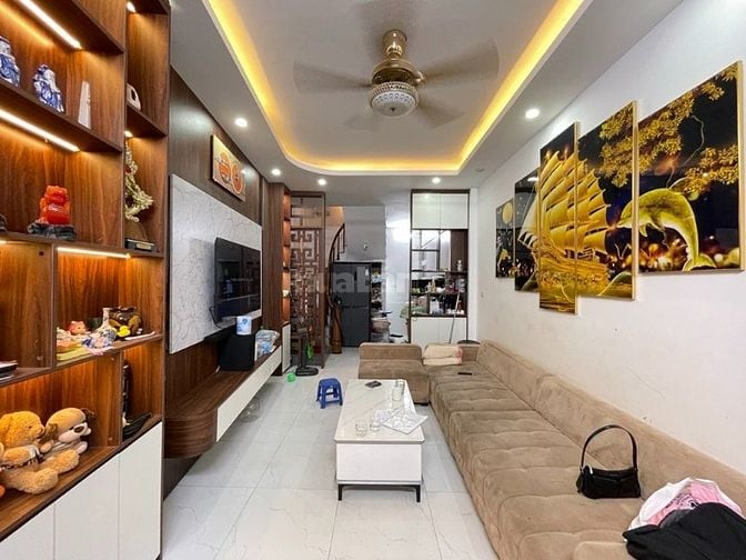 Bán nhà phố Ngọc Thụy 38m2- 5 tầng- 3 phòng ngủ-8 tỷ, gần tr.Việt Pháp