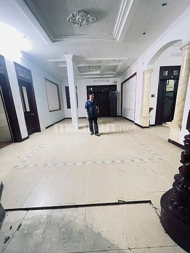 CC Mời thuê Bt Văn Cao-giáp Hồ Tây 170m2x4,5t Oto sân vườn.