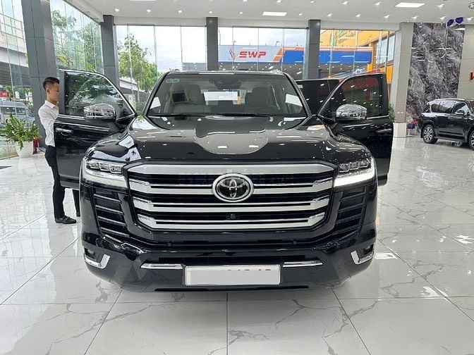 E đàn có 2 xe TOYOTA LAND CRUISER LC300 SIÊU LƯỚT 