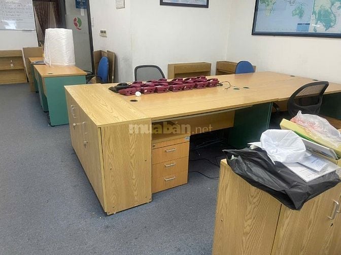 Cần thanh lý 25 bộ bàn ghế Hoà Phát và một bộ cửa kính văn phòng