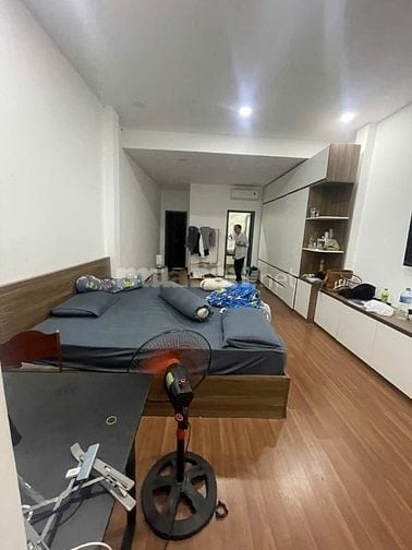 Cho thuê nhà 3 lầu đẹp có nội thất phường Tân Hưng Quận 7. 