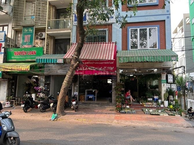 Gia đình cần Cho thuê cửa hàng,  tầng 1 mặt phố Hoàng Hoa Thám, Tây Hồ