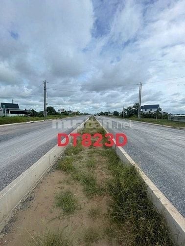 Cần tiền bán gấp lô đất kế bên DT 823D