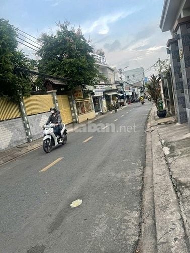 Cho thuê nhà mặt tiền (ngang 11m) đường số 6, gần Bệnh Viện Tp Thủ Đức