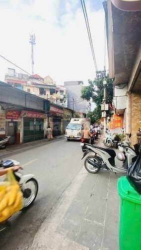 Bán nhà mặt phố Hoàng Ngân, 24,5 tỷ, 70m2, tiện ích bao quanh nhà.