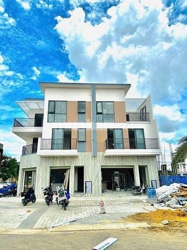 Cần Bán nhà 1 trệt 2 lầu đối diện KCN Vsip 2, kinh doanh ngay