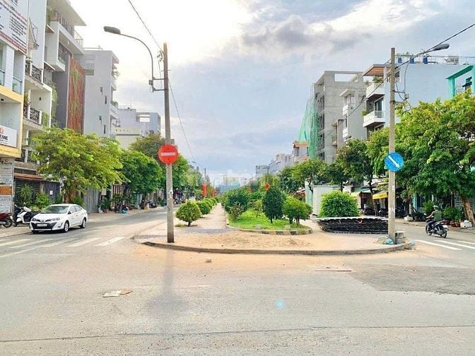 Bán nhà 2MT Hiền Vương, 6x16.5m, cấp 4, góc 2MT Lê Khôi, 18 tỷ